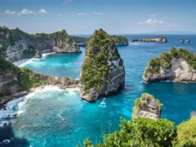Green-topped rock islands in turquoise sea off the coast of Nusa Penida, Bali